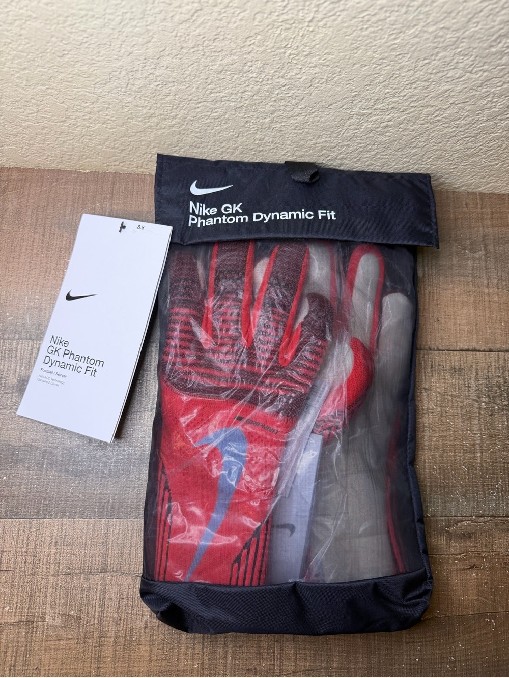 Nike Phantom Dynamic Fit Goalkeeper Soccer Gloves.
- Size 8.5 Adult.